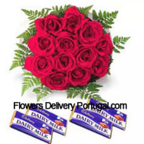Букет из 11 красных роз с разнообразными шоколадками