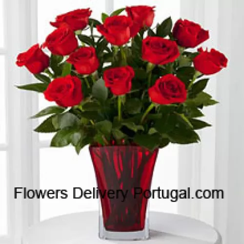 11朵红玫瑰花和一些蕨类植物放在花瓶里