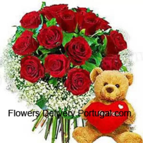 Snop od 11 crvenih ruža s sezonskim punilima i slatkim smeđim medvjedićem visokim 8 inča